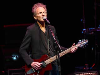 Vrouw gearresteerd die Fleetwood Mac-gitarist Lindsey Buckingham aanviel