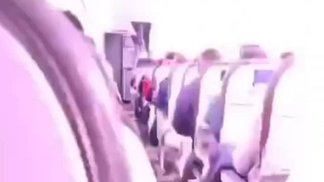 Passagier filmt moment waarop bliksem inslaat op vliegtuig