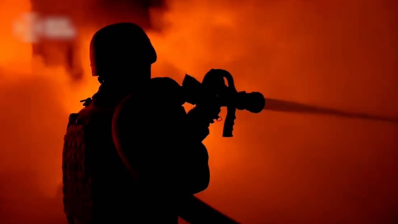 Lucht boven Kyiv kleurt vlak na vertrek Amerikanen oranje door luchtaanval