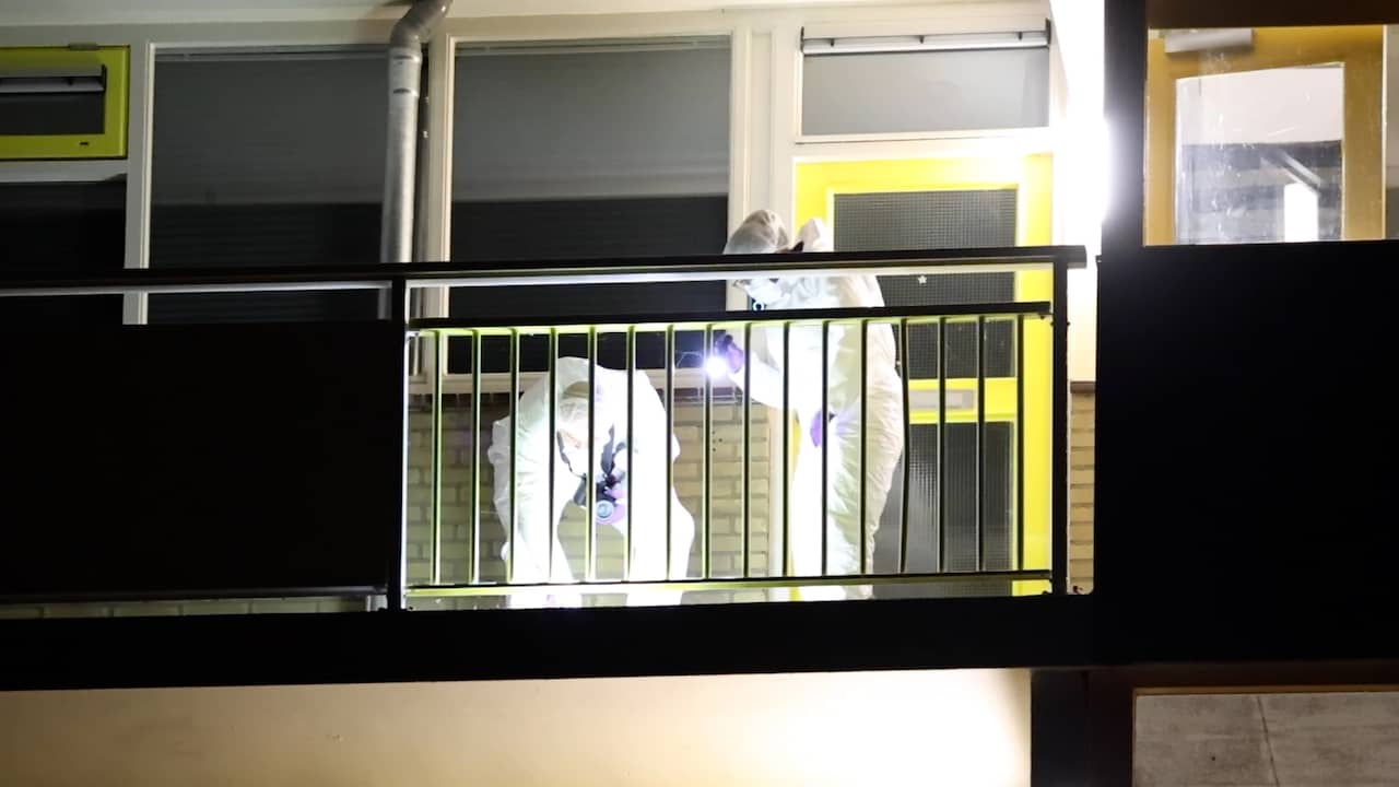 Beeld uit video: Politie onderzoekt woning in Sneek na dodelijke schietpartij
