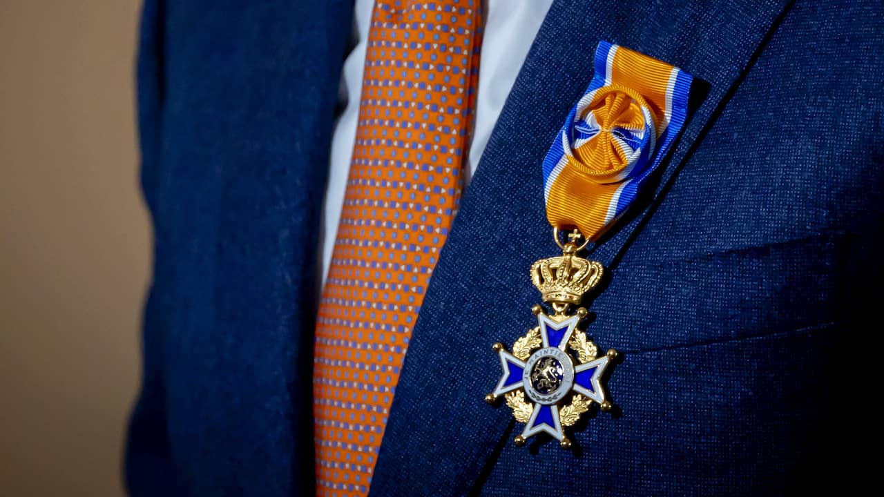 3.432 mensen tijdens lintjesregen in het zonnetje gezet | Koningsdag | NU.nl