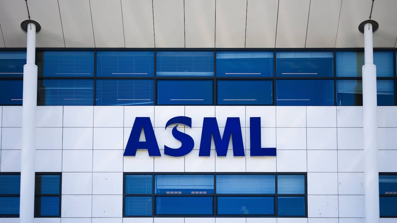 Foto bij ASML verkoopt momenteel geen enkele chipmachine in Europa