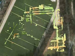 Verloren gewaand klooster uit 1256 ontdekt onder sportveld in Denemarken