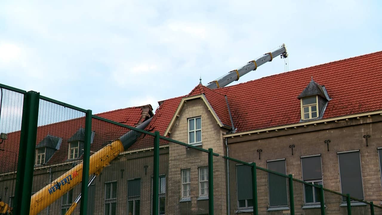 Video | Omgevallen hijskraan ligt op dak van jeugdinrichting in Limburg