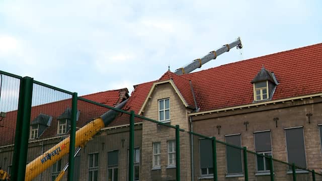 Omgevallen hijskraan ligt op dak van jeugdinrichting in Limburg