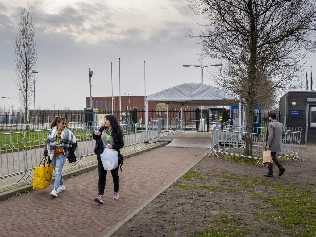 Voor het eerst sinds afgelopen zomer sliepen mensen weer op stoelen in Ter Apel