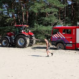 Video | Behulpzame boer trekt vastzittende brandweerwagen los in Diever