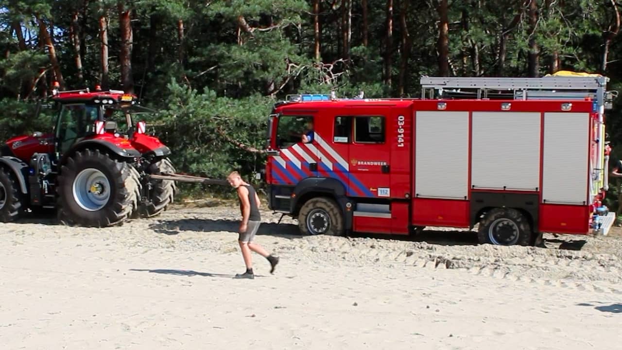 Video | Behulpzame boer trekt vastzittende brandweerwagen los in Diever