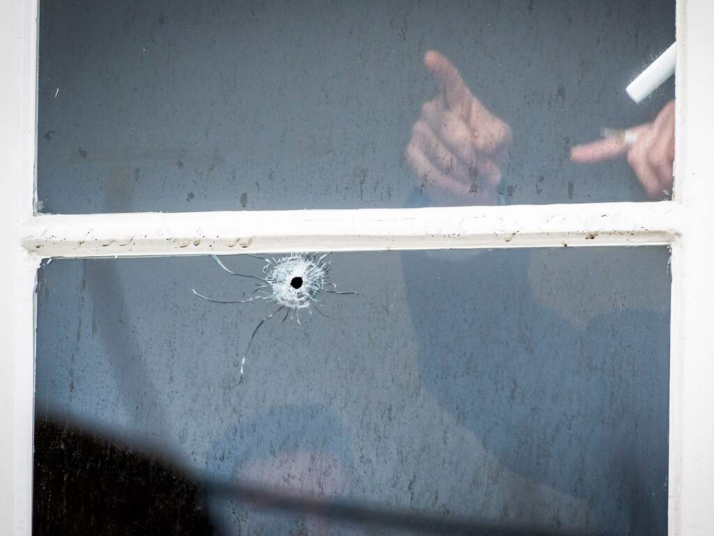 Kogelgaten in ramen Saoedische ambassade