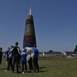Man valt van metershoge houtstapel bij vreugdevuur in Belfast en overlijdt
