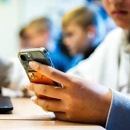 Onderzoekers waarschuwen: 'Mentale crisis bij jonge generatie door smartphone'