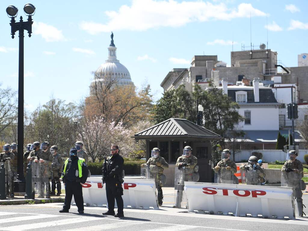 Man rijdt in op politiemensen bij het Capitool, één agent en dader komen om