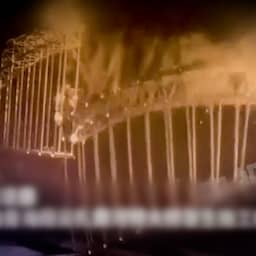 Video | Kabels breken tijdens bouw van brug in China: 10 doden