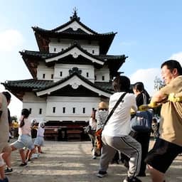 Video | Duizenden Japanners slepen kasteeltoren langzaam naar originele plek