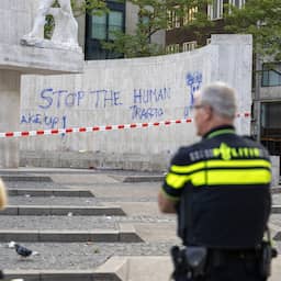 Nationaal Monument op Dam in Amsterdam beklad, twee mannen aangehouden