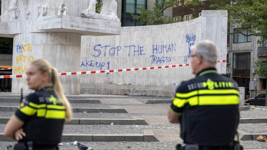 Nationaal Monument op Dam in Amsterdam beklad, twee mannen aangehouden