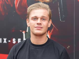 Dennis Schouten beschoten met paintballpistool bij RoddelPraat-studio