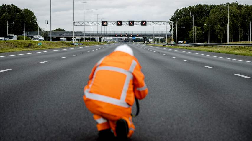 Langdurig kapotte rode kruizen zijn gevaar op de weg, soms maandenlang Langdurig kapotte rode kruizen zijn gevaar op de weg, soms maandenlang