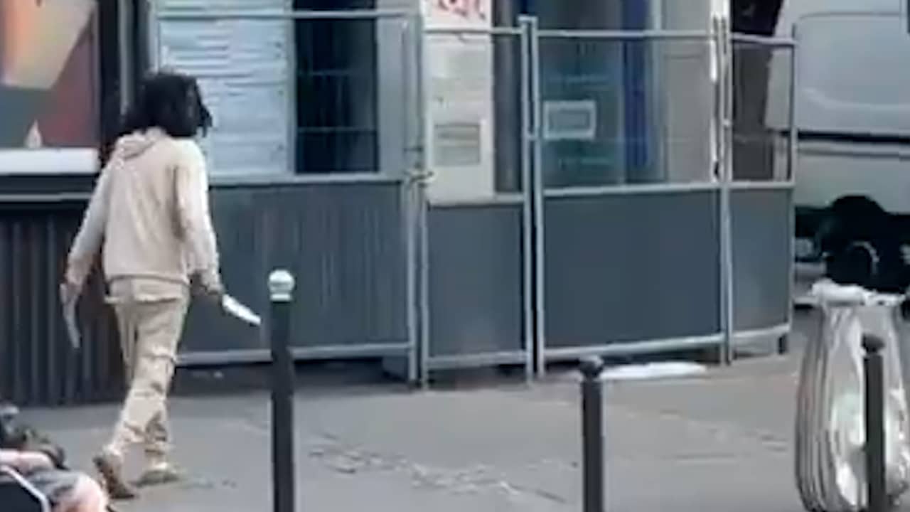 Verdachte van mesaanval loopt met messen door Parijs