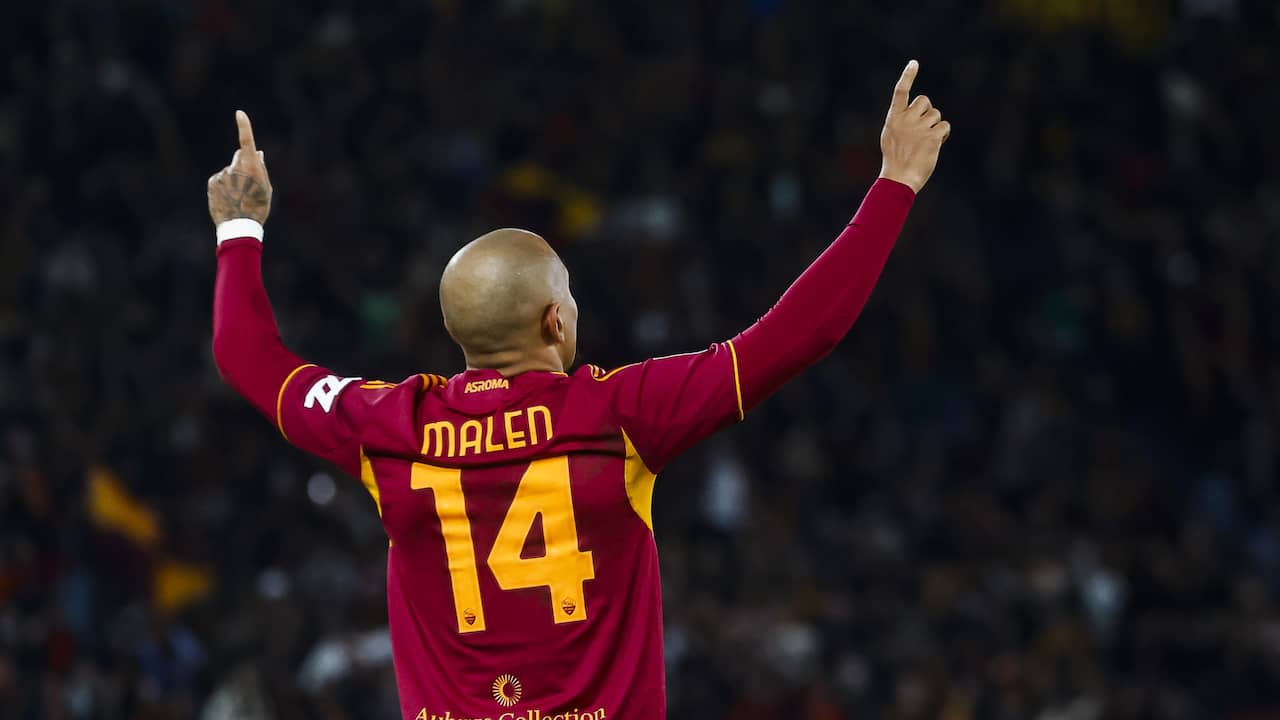 Donyell Malen scoort met wippertje voor AS Roma tegen Cagliari