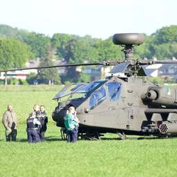 Video | Apache-helikopter met gebroken voorruit staat midden in Drents veld
