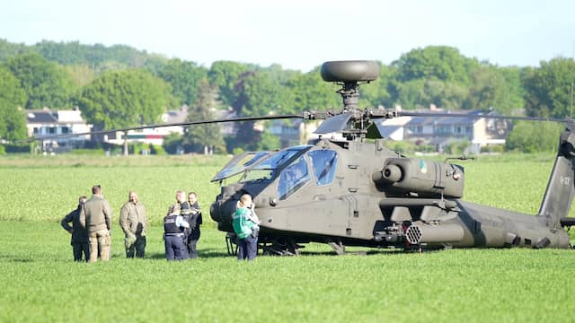 Apache-helikopter met gebroken voorruit staat midden in Drents veld