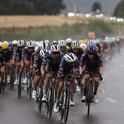 Live Tour | Peloton jaagt op kopgroep in slotkilometers op nat wegdek