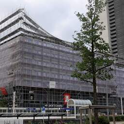 Video | Bouwsteiger in Rotterdam ingestort door harde windstoten