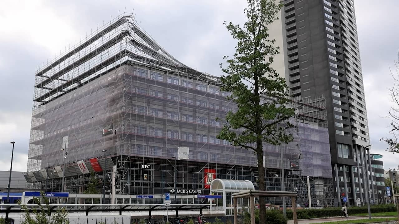 Foto bij Video | Bouwsteiger in Rotterdam ingestort door harde windstoten
