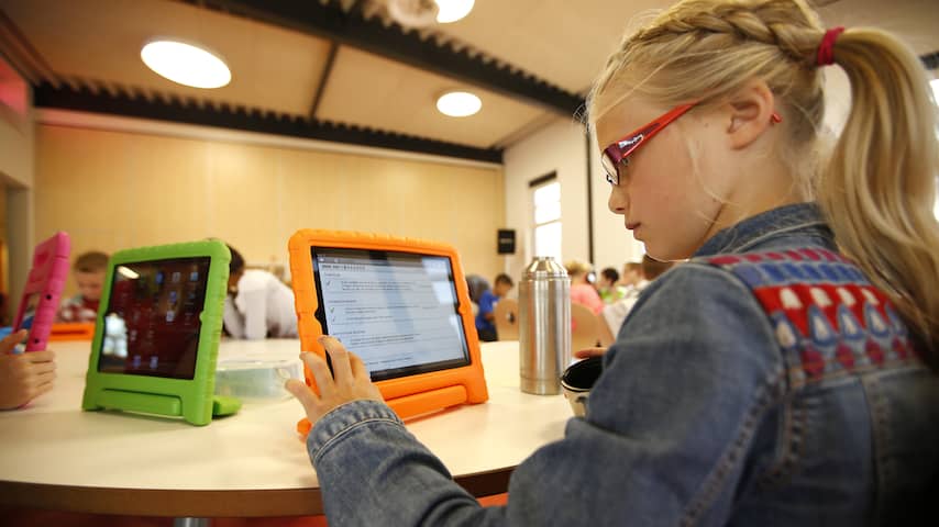 Zweden en Noorwegen beperken laptopgebruik op school: 'Ze gingen all-in'