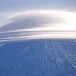 Video | Timelapse toont indrukwekkende wolkvorming bij Russische vulkaan
