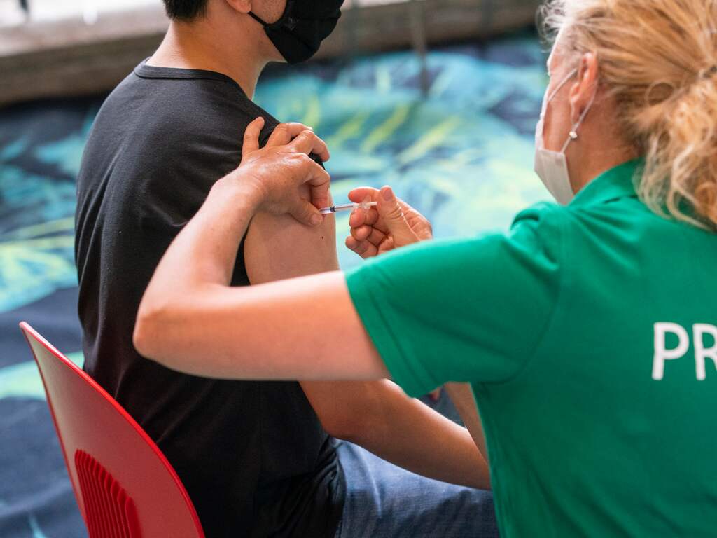 Aantal besmettingen blijft groot, maar dat is vanwege vaccins niet zorgwekkend