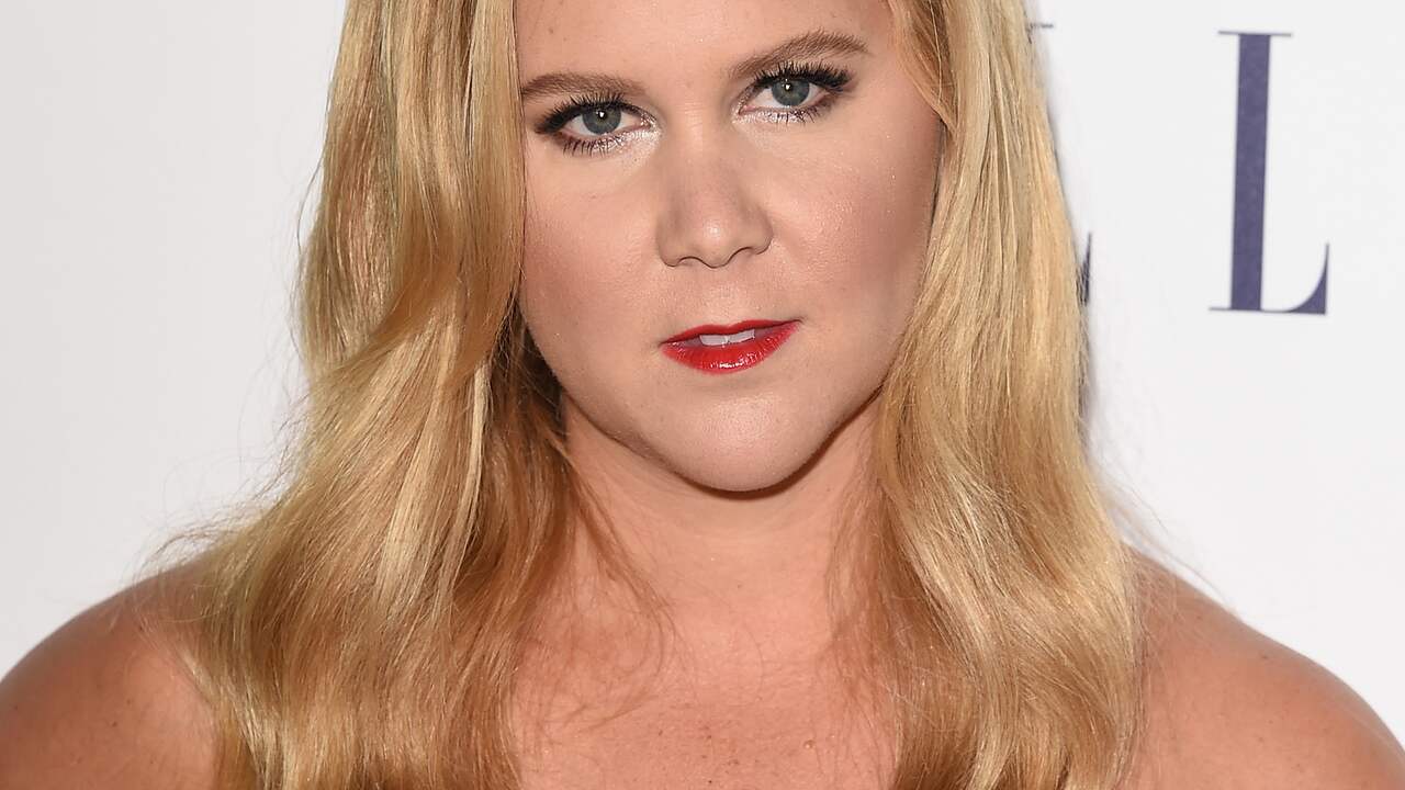 Amy Schumer kust vader op kiss cam Achterklap NU.nl