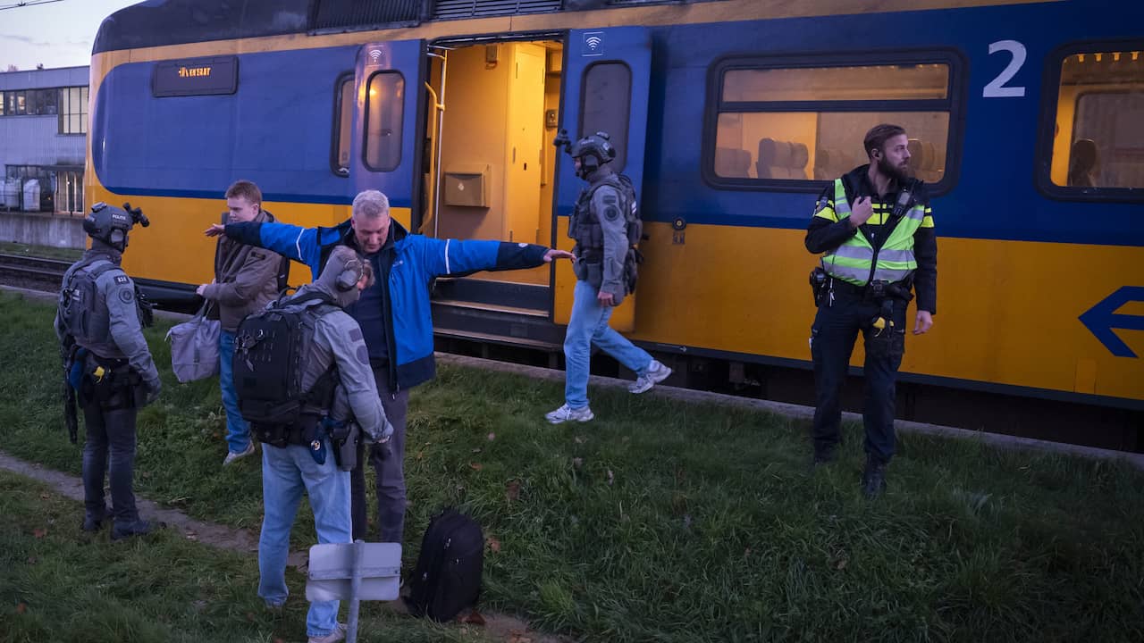 Een van drie arrestanten na bommelding trein Hilversum was onterecht verdacht