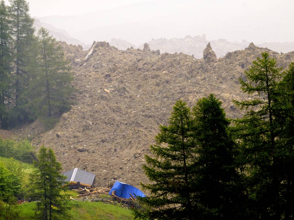 Zwitsers dorp bedolven door 'onvoorstelbare' lawine, zeker één persoon vermist