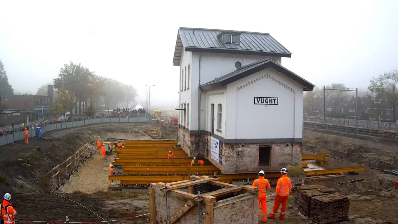 Video | Timelapse toont hoe stationsgebouw in Vught ruim 13 meter wordt verplaatst