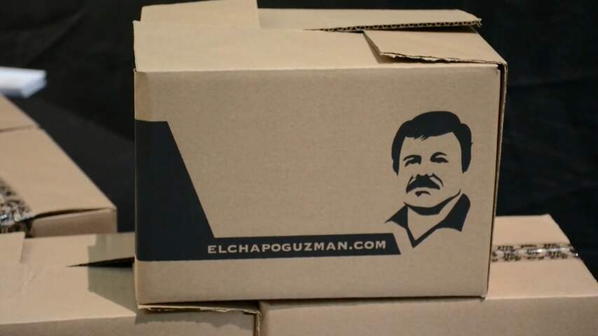 Dochter 'El Chapo' deelt voedselpakketten met afbeelding vader uit