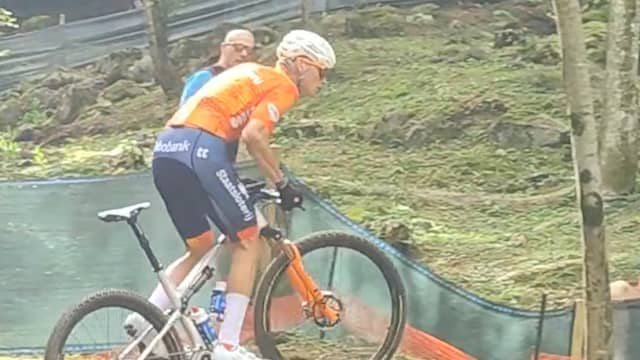 Mathieu van der Poel verkent parcours van WK mountainbike