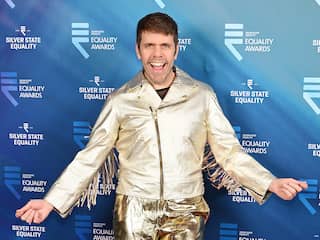 Roddelblogger Perez Hilton krijgt medische zorg na zorgwekkende livestream