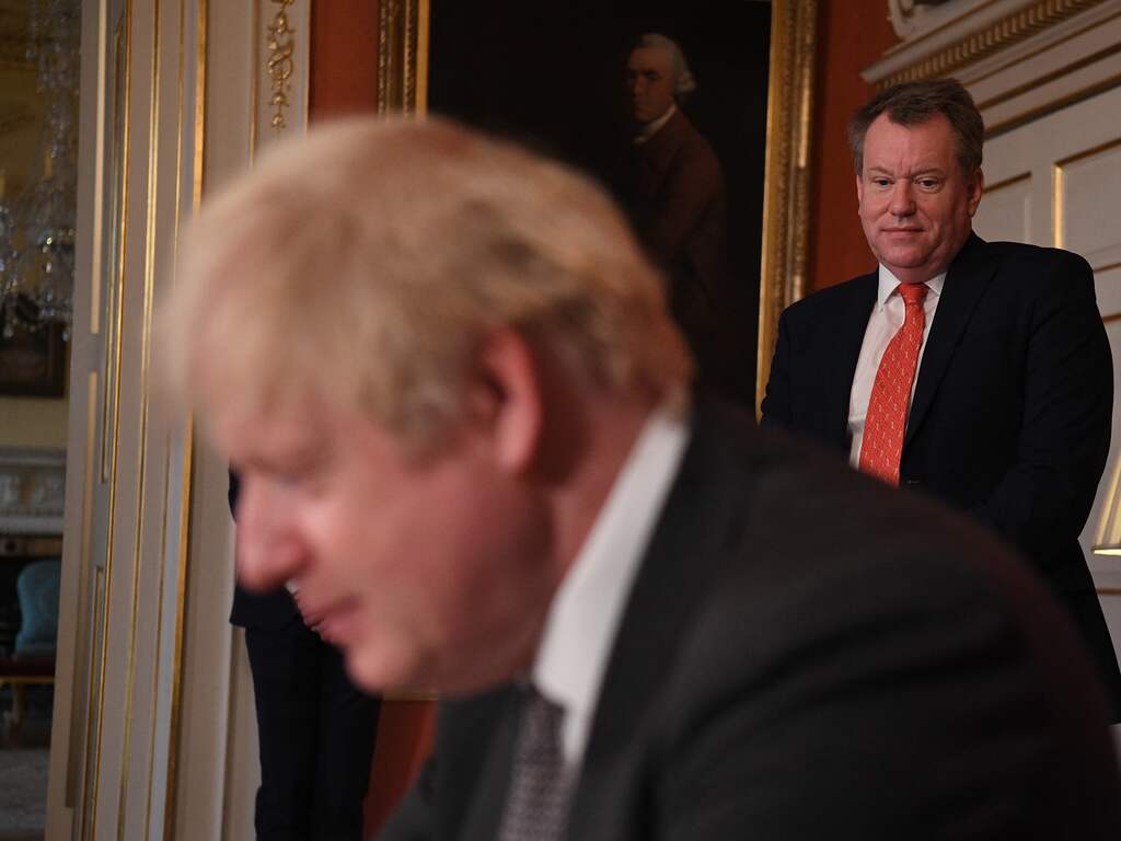 Brexitminister David Frost (achteraan) en Brits premier Boris Johnson.
