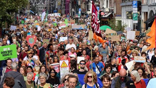 Duizenden mensen lopen mee in klimaatmars van Dam naar Museumplein