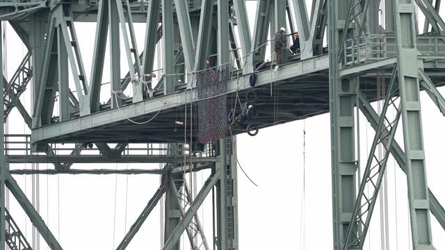 Mariniers bungelen aan de Hef voor oefening speciale operaties