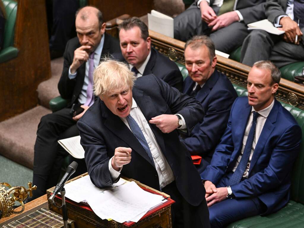 Hevig bekritiseerde Johnson mag van eigen partij aanblijven als premier