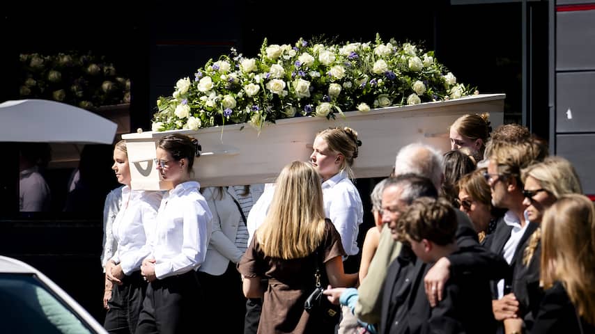 Duizenden mensen brengen in erehaag laatste groet aan Jade Kops | Media |  NU.nl