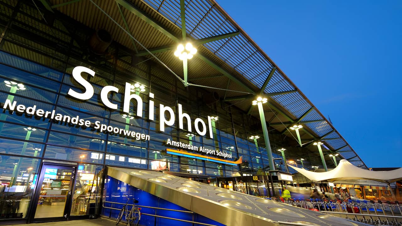 Piloot en cabinepersoneel testen positief bij alcoholcontrole op Schiphol