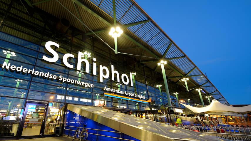 Piloot en cabinepersoneel testen positief bij alcoholcontrole op Schiphol