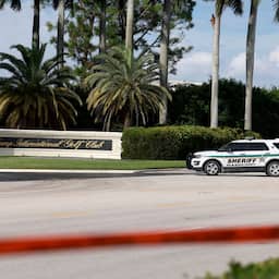 Man die Trump op golfbaan wilde doden schuldig, steekt zichzelf bijna met pen