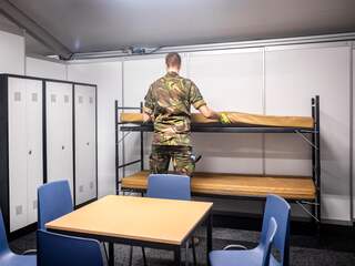 Vrees voor crisisnoodopvang door overvolle azc's: wat houdt dat in?