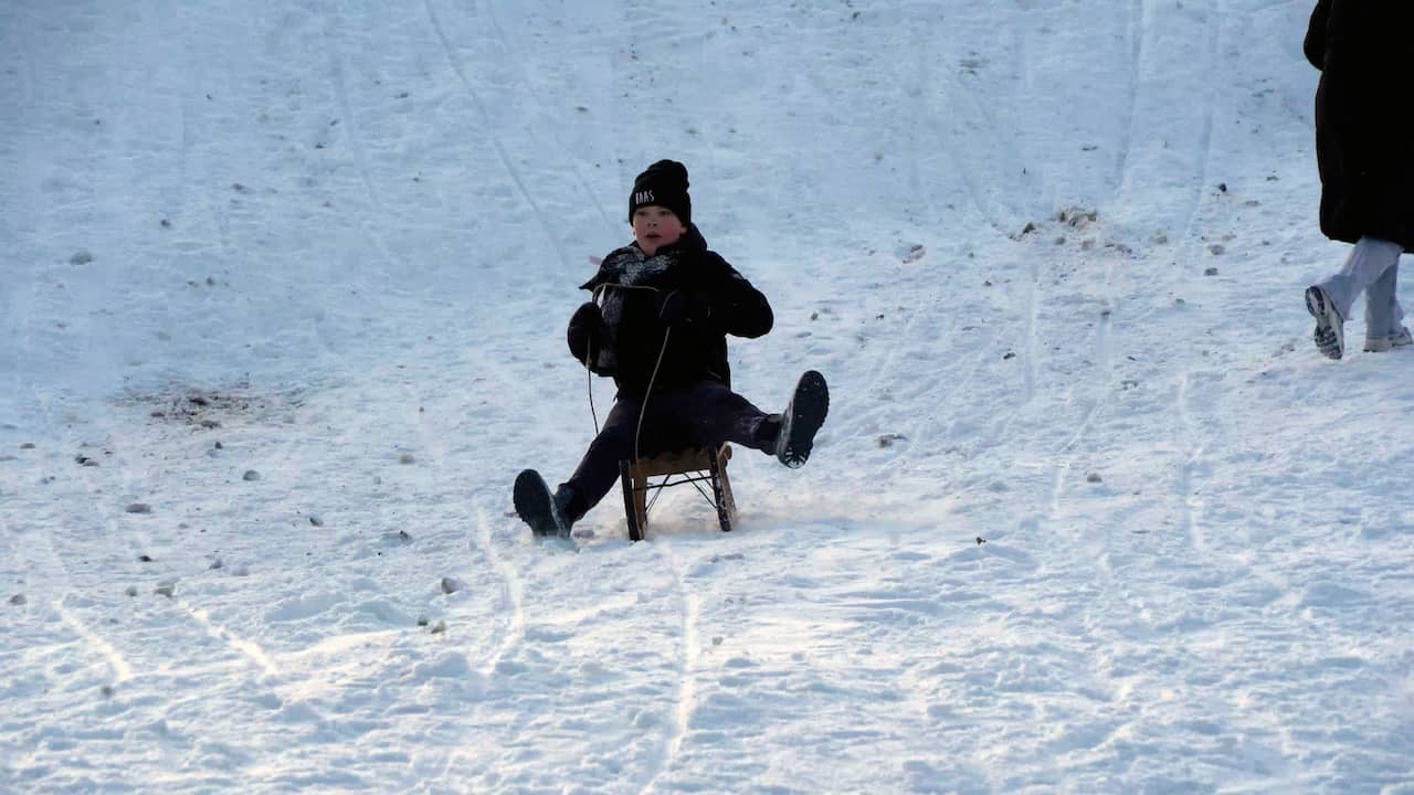 Video | Tientallen sleeërs glijden van de Drentse VAM-berg