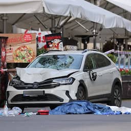 Live Leipzig | 2 doden doordat auto inrijdt op menigte, bestuurder aangehouden
